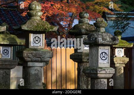 De vieilles lanternes en pierre dans le domaine du sanctuaire de Tamukeyama Hachimangu, qui fait partie du quartier du temple de Todai-ji à Nara, au Japon Banque D'Images