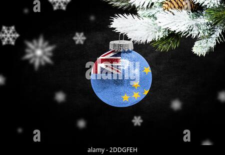 Bonne année 2021, drapeau de Tuvalu sur un jouet de noël, décorations isolées sur fond sombre. Concept de noël créatif. Banque D'Images