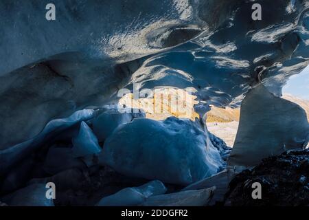 Glacier en gros plan. Grotte de glace bleue dans les montagnes Banque D'Images