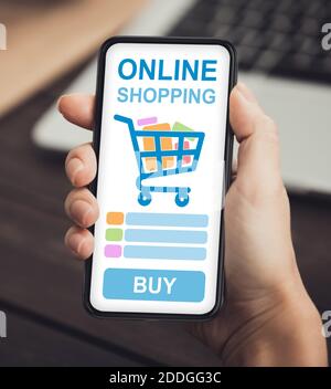 Lady Doing Online Shopping sur smartphone en intérieur, court, vertical Banque D'Images