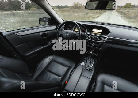 Dnipro, Ukraine - 21 novembre 2020 : Mercedes-Benz E220 CDI 2011 couleur noire, intérieur Banque D'Images