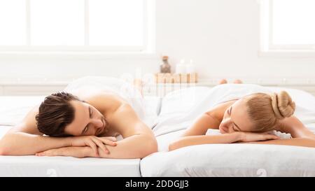 Couple détendu allongé sur les lits relaxant au spa après le massage Banque D'Images