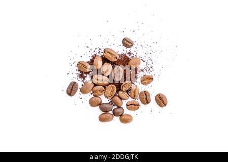 Grains de café torréfiés avec café moulu sur fond blanc Banque D'Images