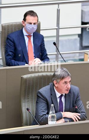 Le président du ministre flamand, Jan Jambon, et le ministre flamand du bien-être social Wouter Beke photographié lors d'une séance plénière des Flamands Parlement à Bruxelles Banque D'Images
