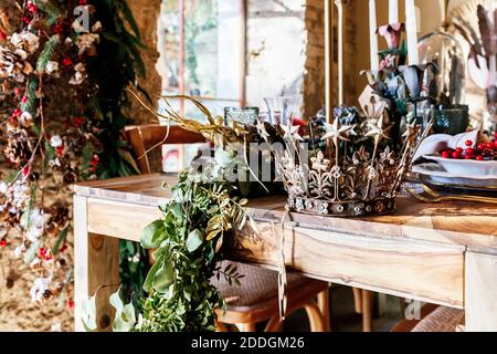Décoration couronne et feuilles décoratives vintage sur table en bois Faites vos achats pendant la saison de Noël Banque D'Images