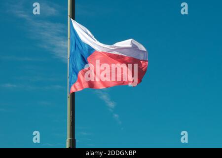 Un drapeau tchèque abaissé flotte dans le vent. Banque D'Images