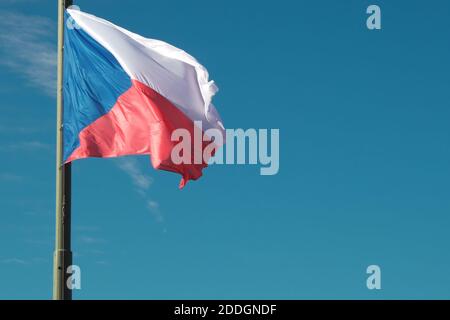 Un drapeau tchèque abaissé flotte dans le vent. Banque D'Images