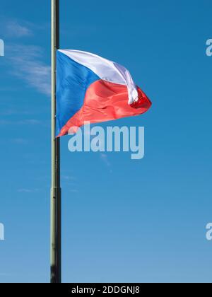 Un drapeau tchèque abaissé flotte dans le vent. Banque D'Images