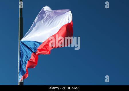 Un drapeau tchèque abaissé flotte dans le vent. Banque D'Images