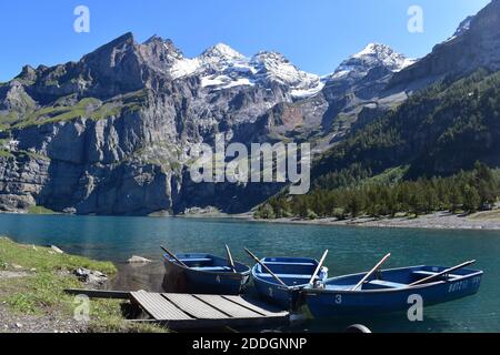 Vue sur le lac Oeschinen dans les Alpes suisses, en Suisse Banque D'Images