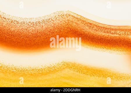 Photographie macro extrême de l'aspect tacheté des bandes dans un agate rétro-éclairé Banque D'Images