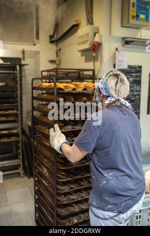 Bonne coureuse avec sac thermique vélo sur route tout en livrant de la nourriture en ville, mouvement flou Banque D'Images