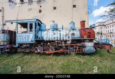 Un moteur de train de locomotives rouillé et abandonné dans un chantier de raclage au centre de la Havane, capitale de Cuba Banque D'Images