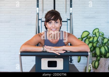 Vue arrière d'une femme voyageur méconnaissable se tenant au point de vue dans les montagnes et en admirant la vue incroyable de Charco de los Clicos avec le lac vert et s. Banque D'Images