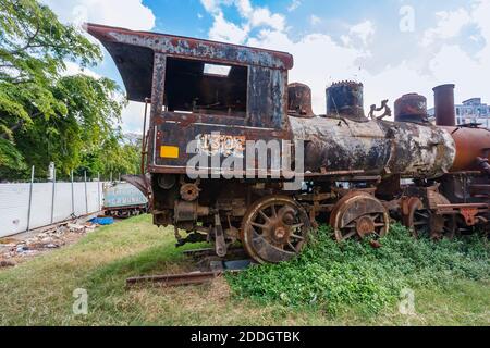 Un moteur de train de locomotives rouillé et abandonné dans un chantier de raclage au centre de la Havane, capitale de Cuba Banque D'Images