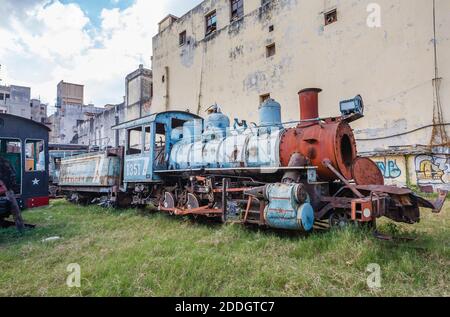 Un moteur de train de locomotives rouillé et abandonné dans un chantier de raclage au centre de la Havane, capitale de Cuba Banque D'Images