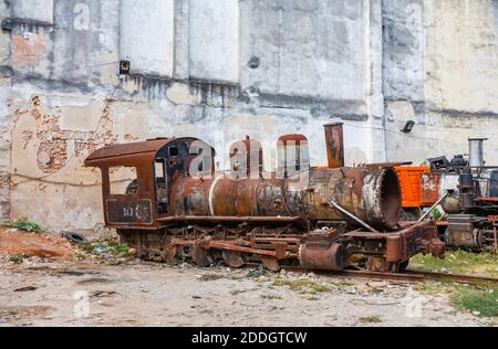 Un moteur de train de locomotives rouillé et abandonné dans un chantier de raclage au centre de la Havane, capitale de Cuba Banque D'Images