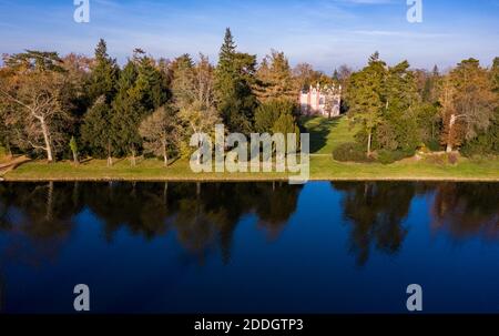 25 novembre 2020, Saxe-Anhalt, Wörlitz: La maison dite gothique est cachée dans le parc de Wörlitz. (Vue aérienne avec drone) photo: Jan Woitas/dpa-Zentralbild/ZB Banque D'Images