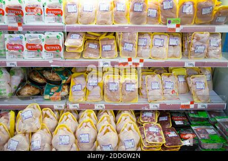 Kaliningrad, Russie - 18 novembre 2020 : viande de poulet sur les étagères du supermarché. Banque D'Images