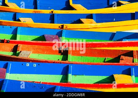 Trakai, Lituanie. Vue rapprochée des vieux bateaux en bois colorés amarrés à l'île Trakai, Lituanie, différentes couleurs - bleu, jaune, rouge et vert Banque D'Images