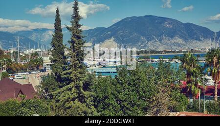 Vue sur le port de plaisance du quartier de Finike sur la côte méditerranéenne de la province d'Antalya en Turquie. 4 novembre 2020 Banque D'Images