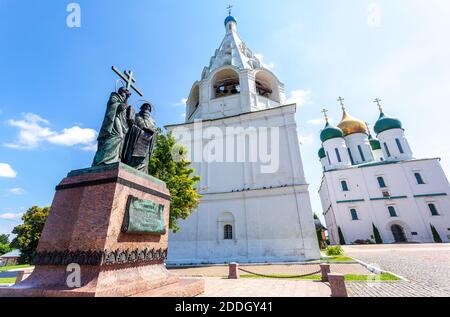 Kolomna, Russie - 7 juillet 2020 : monument aux éclaireurs slaves Cyril et Methodius sur la place de la cathédrale dans le Kremlin de Kolomna Banque D'Images