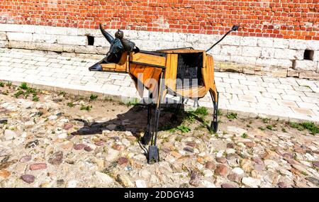 Kolomna, Russie - 7 juillet 2020 : installation artistique sous forme de vache à côté de la porte Pyatnitski du Kremlin de Kolomna Banque D'Images