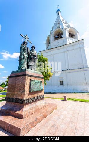 Kolomna, Russie - 7 juillet 2020 : monument aux éclaireurs slaves Cyril et Methodius sur la place de la cathédrale dans le Kremlin de Kolomna Banque D'Images