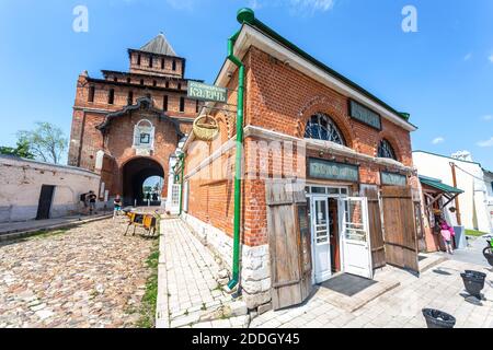 Kolomna, Russie - 7 juillet 2020 : porte de Pyatnitski du Kremlin de Kolomna et musée de Kalach à Kolomna Banque D'Images