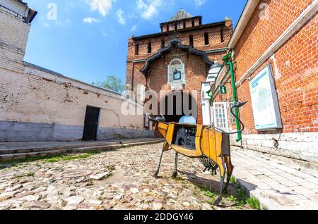 Kolomna, Russie - 7 juillet 2020 : installation artistique sous forme de vache à côté de la porte Pyatnitski du Kremlin de Kolomna Banque D'Images