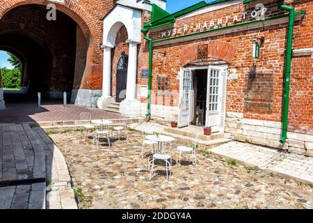 Kolomna, Russie - 7 juillet 2020 : Musée-navigateur à côté de la porte Pyatnitski du Kremlin de Kolomna Banque D'Images