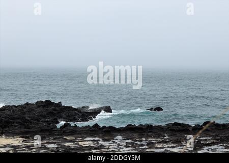 Vagues qui frappent le côté de la côte sur l'île d'Udo. Udo est une petite île proche de l'île de Jeju, en Corée du Sud Banque D'Images