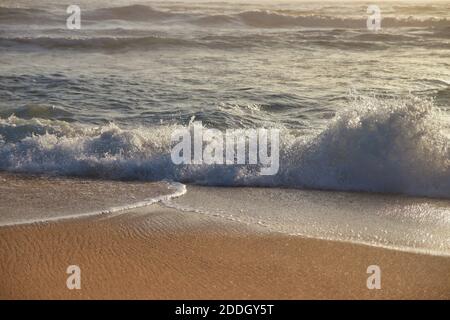 Vagues qui frappent le côté de la côte sur l'île d'Udo. Udo est une petite île proche de l'île de Jeju, en Corée du Sud Banque D'Images