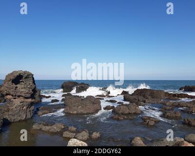 Vagues qui frappent le côté de la côte sur l'île d'Udo. Udo est une petite île proche de l'île de Jeju, en Corée du Sud Banque D'Images