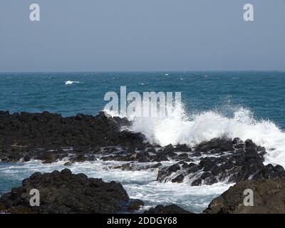 Vagues qui frappent le côté de la côte sur l'île d'Udo. Udo est une petite île proche de l'île de Jeju, en Corée du Sud Banque D'Images