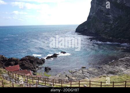 Vagues qui frappent le côté de la côte sur l'île d'Udo. Udo est une petite île proche de l'île de Jeju, en Corée du Sud Banque D'Images