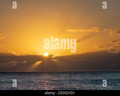 Coucher de soleil orange qui donne sur le golfe du Mexique depuis l'île de Sanibel Floride aux États-Unis Banque D'Images