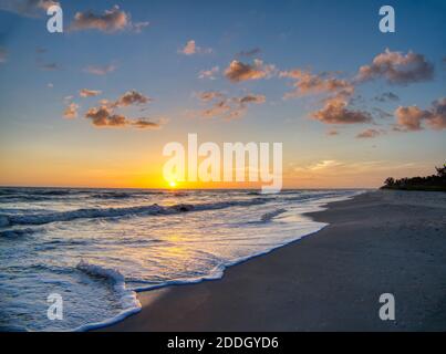 Coucher de soleil sur le golfe du Mexique depuis l'île de Sanibel en Floride Aux États-Unis Banque D'Images