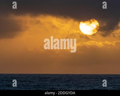 Coucher de soleil sur le golfe du Mexique depuis l'île de Sanibel en Floride Aux États-Unis Banque D'Images