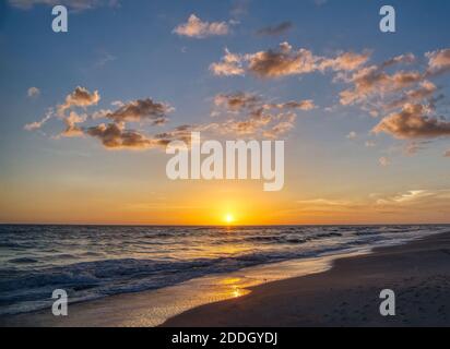 Coucher de soleil sur le golfe du Mexique depuis l'île de Sanibel en Floride Aux États-Unis Banque D'Images