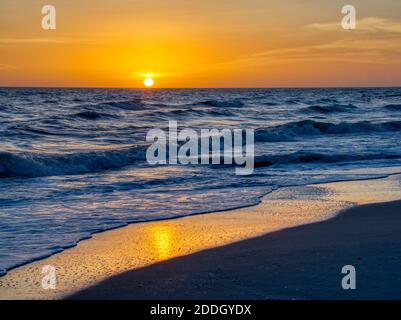 Coucher de soleil sur le golfe du Mexique depuis l'île de Sanibel en Floride Aux États-Unis Banque D'Images