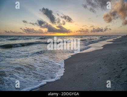 Coucher de soleil sur le golfe du Mexique depuis l'île de Sanibel en Floride Aux États-Unis Banque D'Images