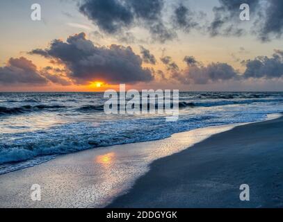 Coucher de soleil sur le golfe du Mexique depuis l'île de Sanibel en Floride Aux États-Unis Banque D'Images