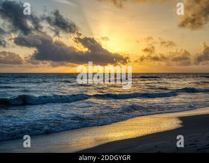 Coucher de soleil sur le golfe du Mexique depuis l'île de Sanibel en Floride Aux États-Unis Banque D'Images