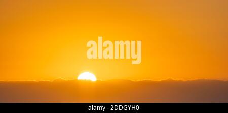 Coucher de soleil orange qui donne sur le golfe du Mexique depuis l'île de Sanibel Floride aux États-Unis Banque D'Images