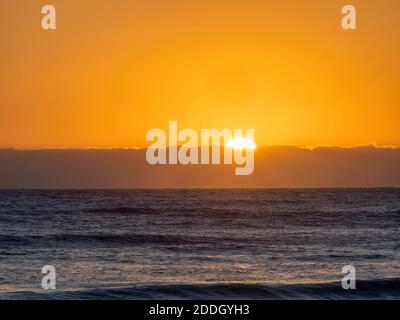 Coucher de soleil orange qui donne sur le golfe du Mexique depuis l'île de Sanibel Floride aux États-Unis Banque D'Images