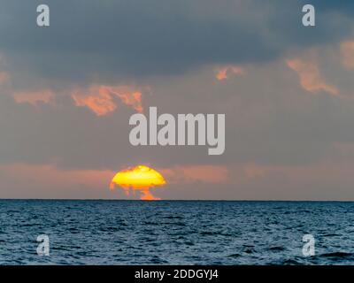 Coucher de soleil sur le golfe du Mexique depuis l'île de Sanibel en Floride Aux États-Unis Banque D'Images