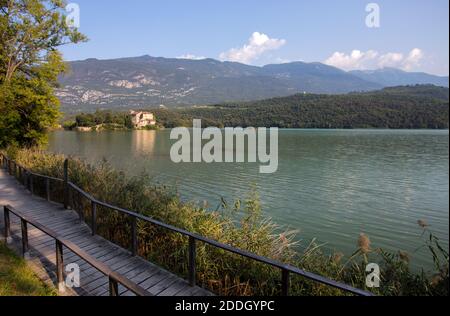 Château de Toblino sur le lac de Toblino, dans la municipalité de Madruzzo, province de trente, Italie. Banque D'Images