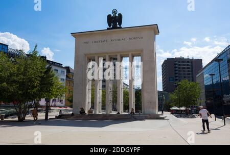 INNSBRUCK, AUTRICHE, 12 SEPTEMBRE 2020 - vue sur Landhausplatz et le Monument pour les morts pour la liberté d'Autriche à Innsbruck, Tyrol, Autriche. Banque D'Images