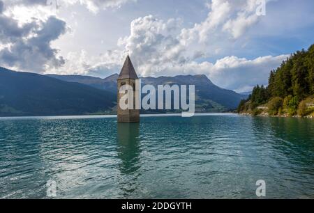 Le clocher de l'église submergée de Curon, lac Resia, province de Bolzano, Tyrol du Sud, Italie. Banque D'Images